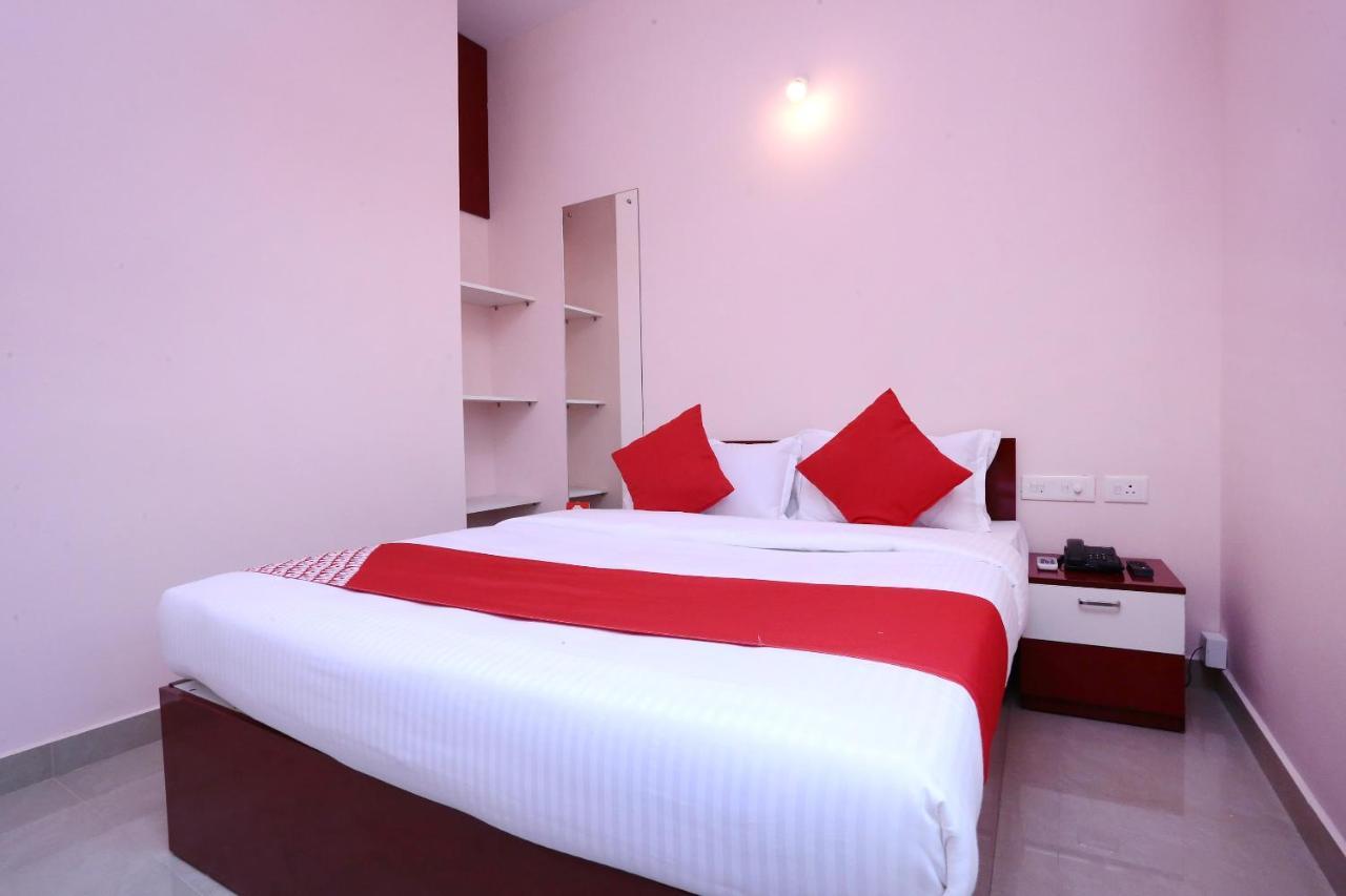 Oyo 13577 Tkr Metro Residency Hotel Kochi Bagian luar foto